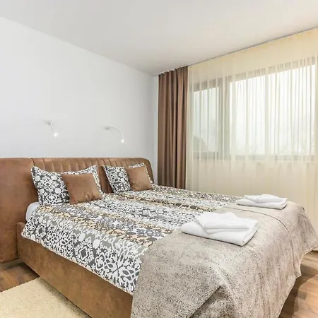 Sleeps 8 Air Con Wifi 别墅 *