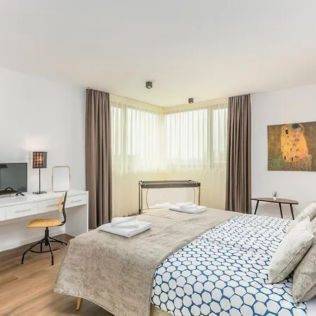 Sleeps 8 Air Con Wifi Filipac