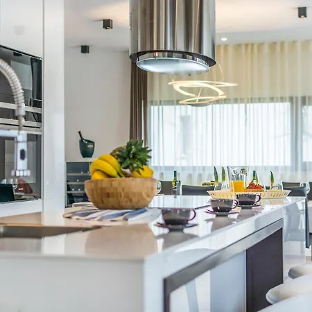 Sleeps 8 Air Con Wifi Vila *