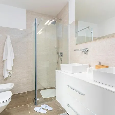 Sleeps 8 Air Con Wifi 别墅 Filipac
