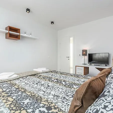 Sleeps 8 Air Con Wifi Filipac