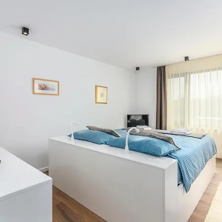 Sleeps 8 Air Con Wifi * Filipac